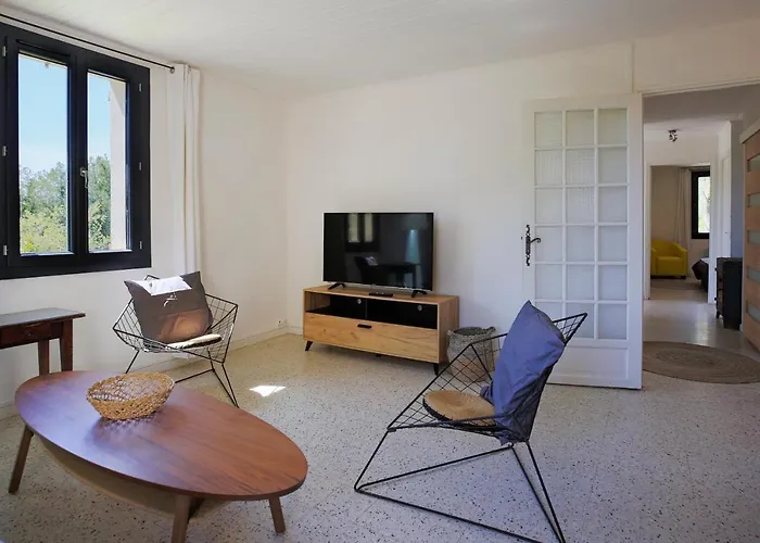 Casa de Férias Maison Dans Les Arbres, Spa, Tennis, Parking Nîmes